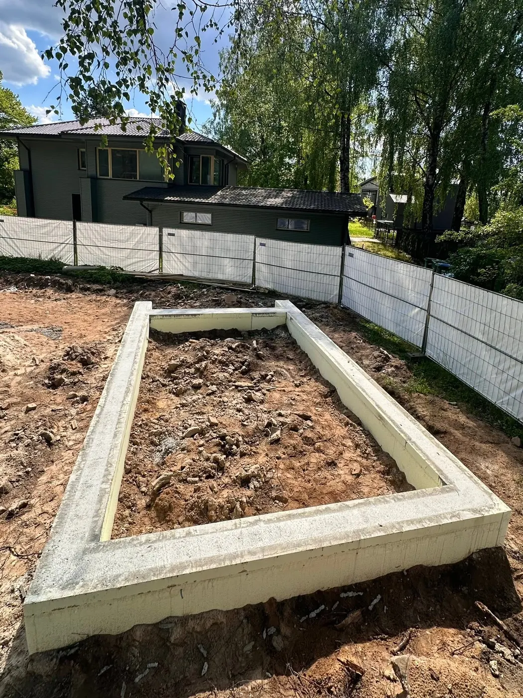 Betoniniai pamatai miškingoje vietoje